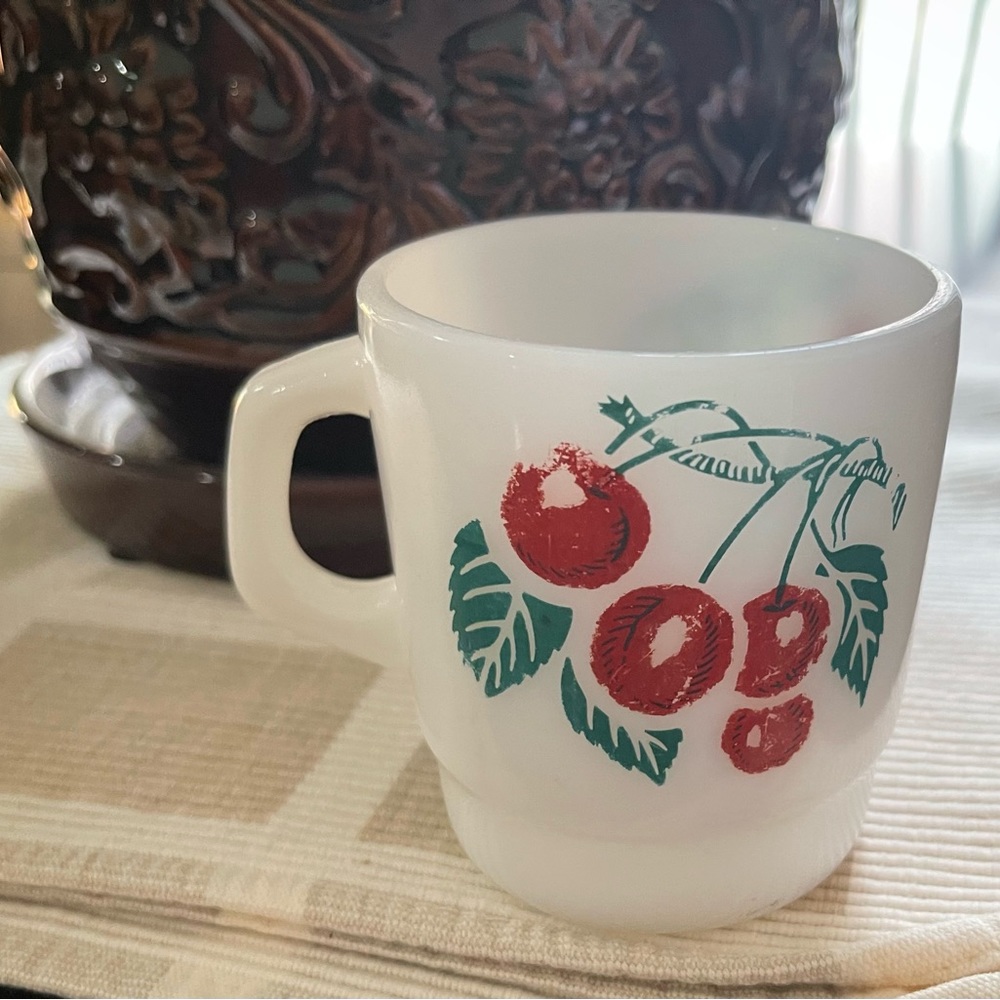 Termocrisa Milk Glass Cherry Mug